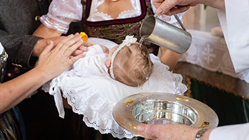 Taufe Babys in der Kirche